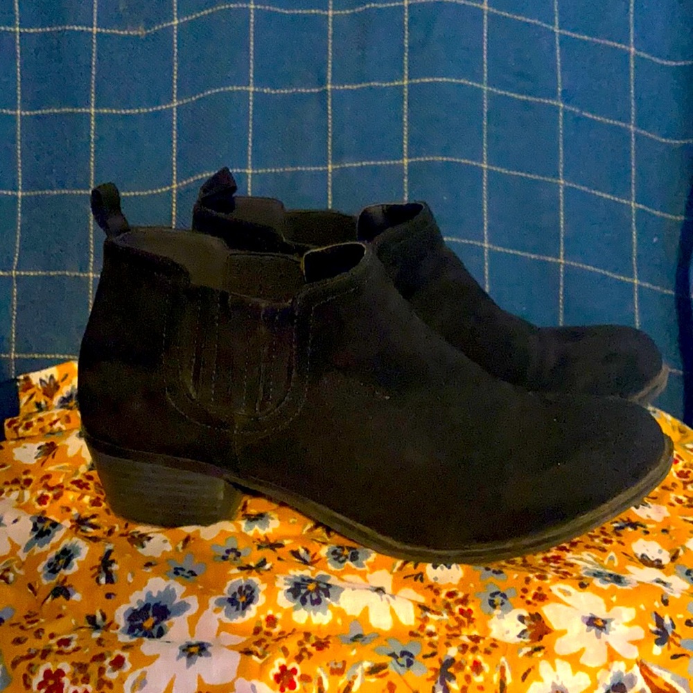 Size 8 wide black torrid booties sueded
